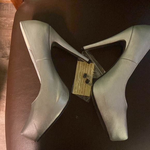 Brand new in the box still smells new. Pierre Dumas Silver heels size 8.5. - Picture 4 of 8